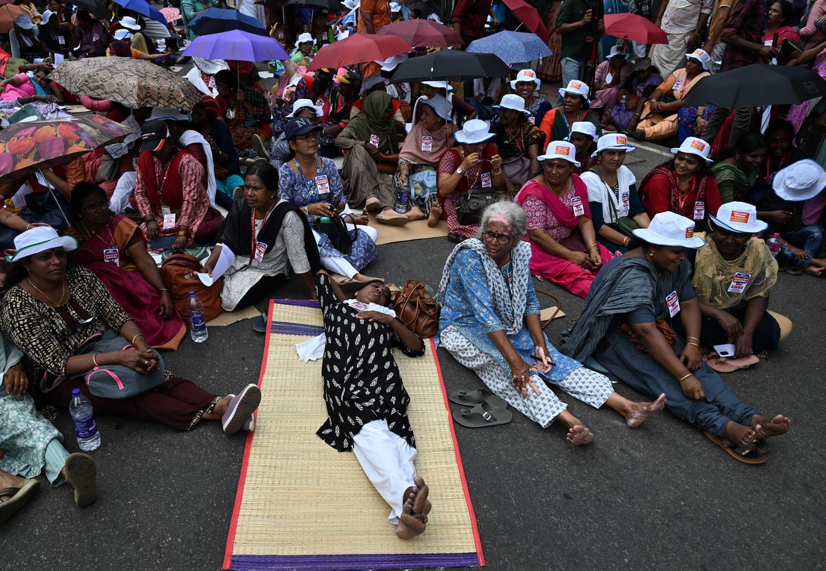 Anjan94150697's tweet photo. KERALA POLITICAL #SUPER EXCLUSIVE SURVEY FINDINGS 2026:
#GenderInsights: The mood on the ground in Kerala is unmistakably a strong wave of #discontent brewing among male voters, many of whom are determined to #oust the LDF government in the upcoming Assembly Elections.
Even within key grassroots segments like #AshaWorkers, the sentiment is no different. Their message is loud and clear, the Arrogant Pinarayi Vijayan government must go.