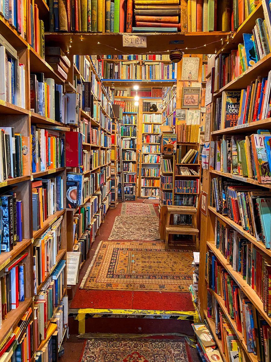 Natursee's tweet photo. A book store in Edinburgh, Scotland 🏴󠁧󠁢󠁳󠁣󠁴󠁿 https://t.co/YELzwge0On