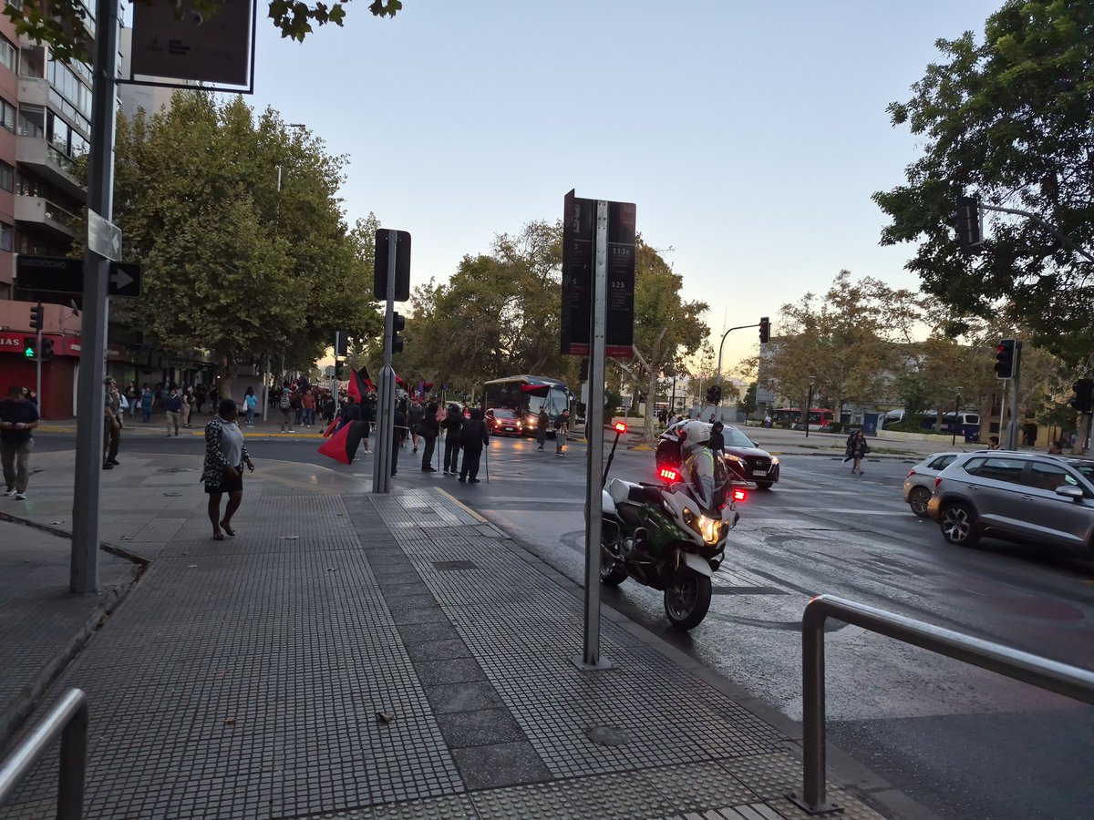 samm0167's tweet photo. @pabloaranzaes @sonarfm Calle Dieciocho con Alameda, comités de vivienda marchando hacia el oriente https://t.co/h4pq4r2kyX