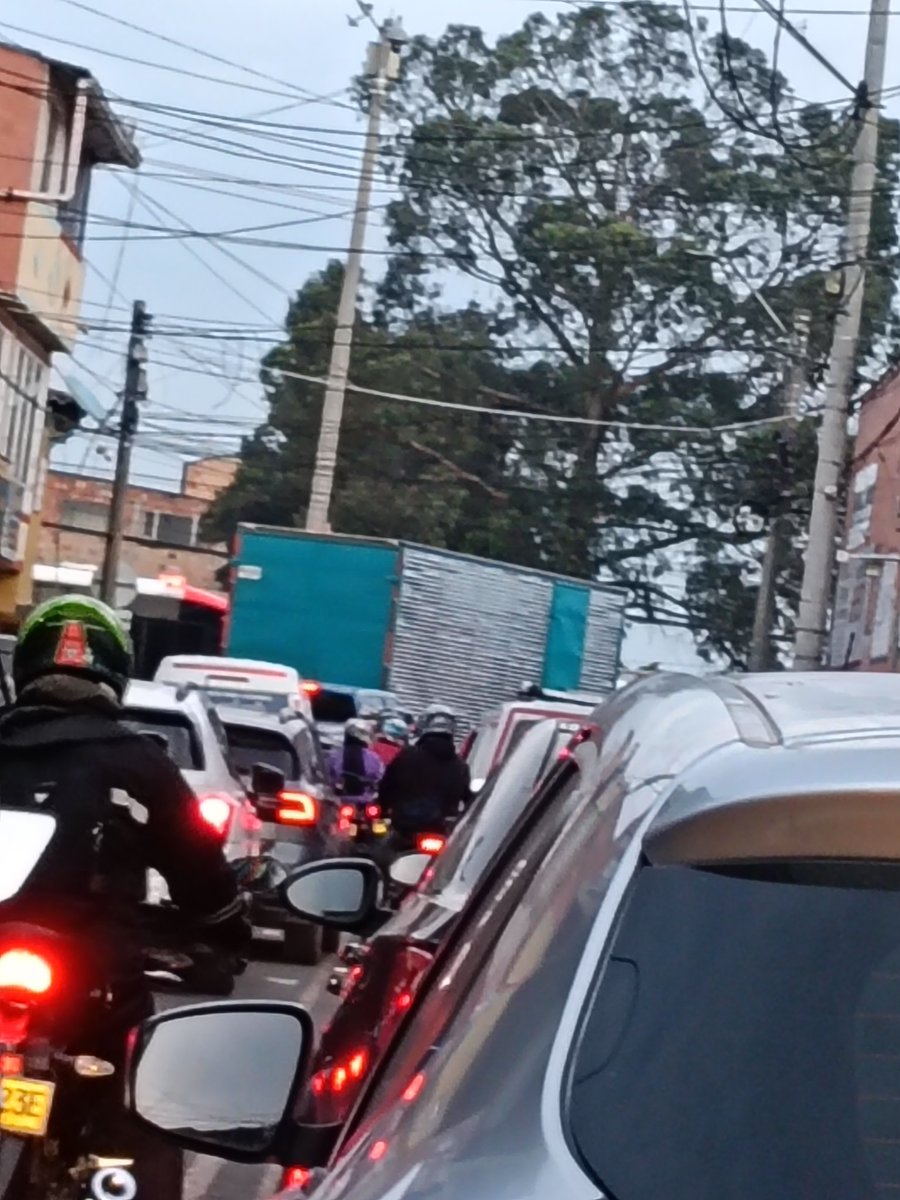 InmovilidadSaba's tweet photo. Señora @AlcaldiaFunza Jeimmy Sulgey Villamil Buitrago cuando su departamento de In-movilidad estará controlando camiones y buses que no deben transitar entre los barrios? Todos los días lo mismo.
@JorgeEmilioRey @MovilidadCundi @CundinamarcaGob , sñrs @PGN_COL hasta cuando? https://t.co/4nLro4Zy0K
