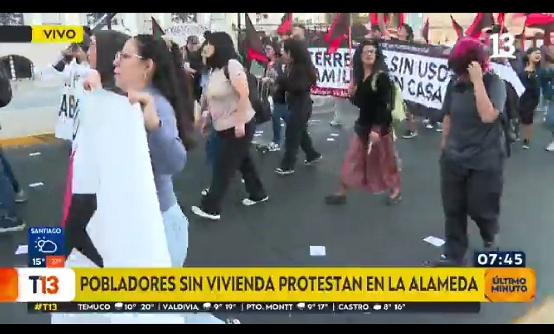 #URGENTE #AHORA Pobladores sin vivienda protestan en la Alameda por reducción en número de subsidios habitacionales... ÚLTIMO HOMENAJE AL MERLUZO BORIC Y AL INÚTIL DE CARLOS MONTES, SEGUIMOS 🌳(#LasCondes Chillán, Degenerados, Neme #MuchoGustoMG #CarabinerosDeTodos)