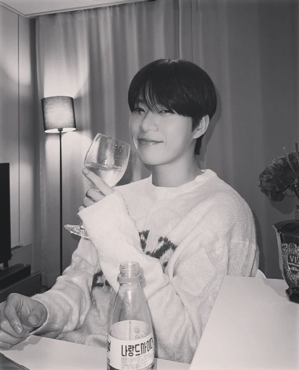 bro i want to date him omg give me a chance hyunmin 😔