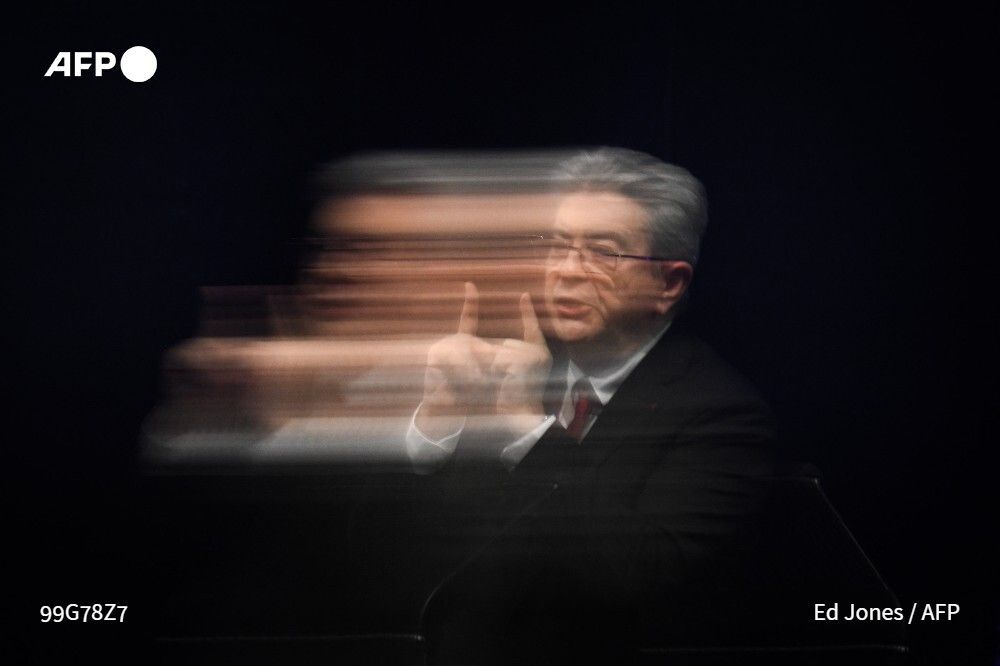 afpfr's tweet photo. 🇫🇷 Un "naufragé volontaire", un "Jean-Marie Le Pen de notre époque". Jean-Luc Mélenchon, qui a remis une pièce dans la machine en plaisantant sur la prononciation du nom de Raphaël Glucksmann, s'est attiré des critiques sévères, y compris de la gauche.
➡️ https://t.co/oPr5Fwek5f https://t.co/Xmu7O5tRZb