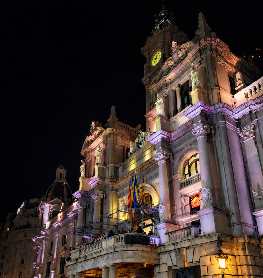 Tonim_vlc's tweet photo. Plaza del ayuntamiento de Valencia, España 📸 https://t.co/NorAie8DUN