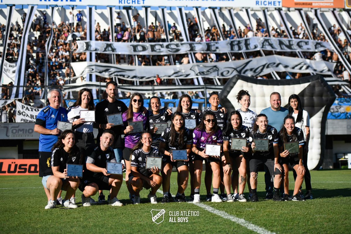 🏆 Reconocimiento a nuestras subcampeonas

En el entretiempo del partido ante Ciudad de Bolívar, el Club Atlético All Boys homenajeó al plantel de Futsal Femenino por su histórica participación en la Copa Libertadores de Futsal Femenino 🇵🇾, donde lograron el subcampeonato.
