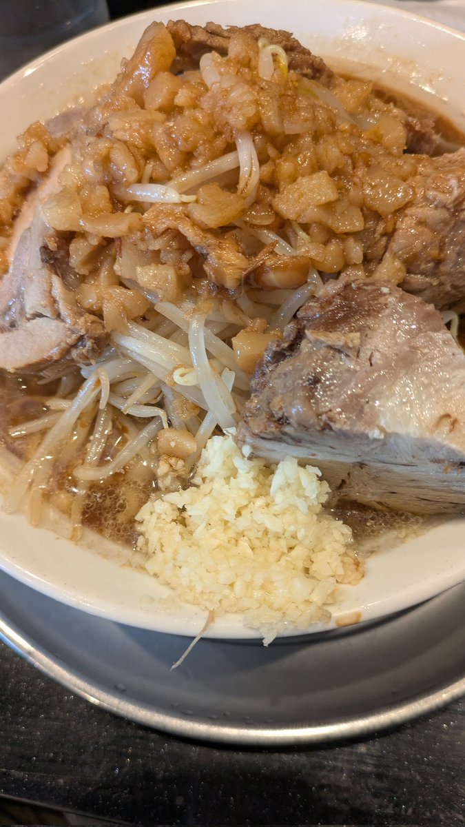 私今日初めて二郎系と言われるラーメン食べました😆お昼ごはんに食べたのですが小にしたのにめちゃくちゃお腹いっぱいになりました🤤コールとかいうのが難しいそうでなかなかいけなかったのですが、店員さんやさしくて「普通でお願いします！」と言いました（笑）