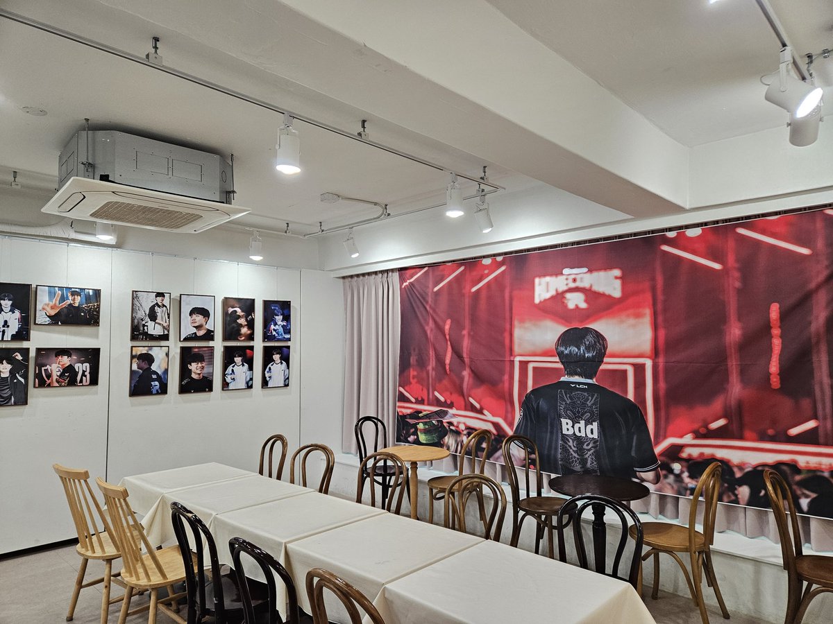 Deiper2022's tweet photo. 카페 잘 꾸며주셔서 즐거웠어요!
준비해주셔서 감사합니다!
#우리의빛Bdd
#ToOurLight_Bdd https://t.co/i77dgZLwFZ