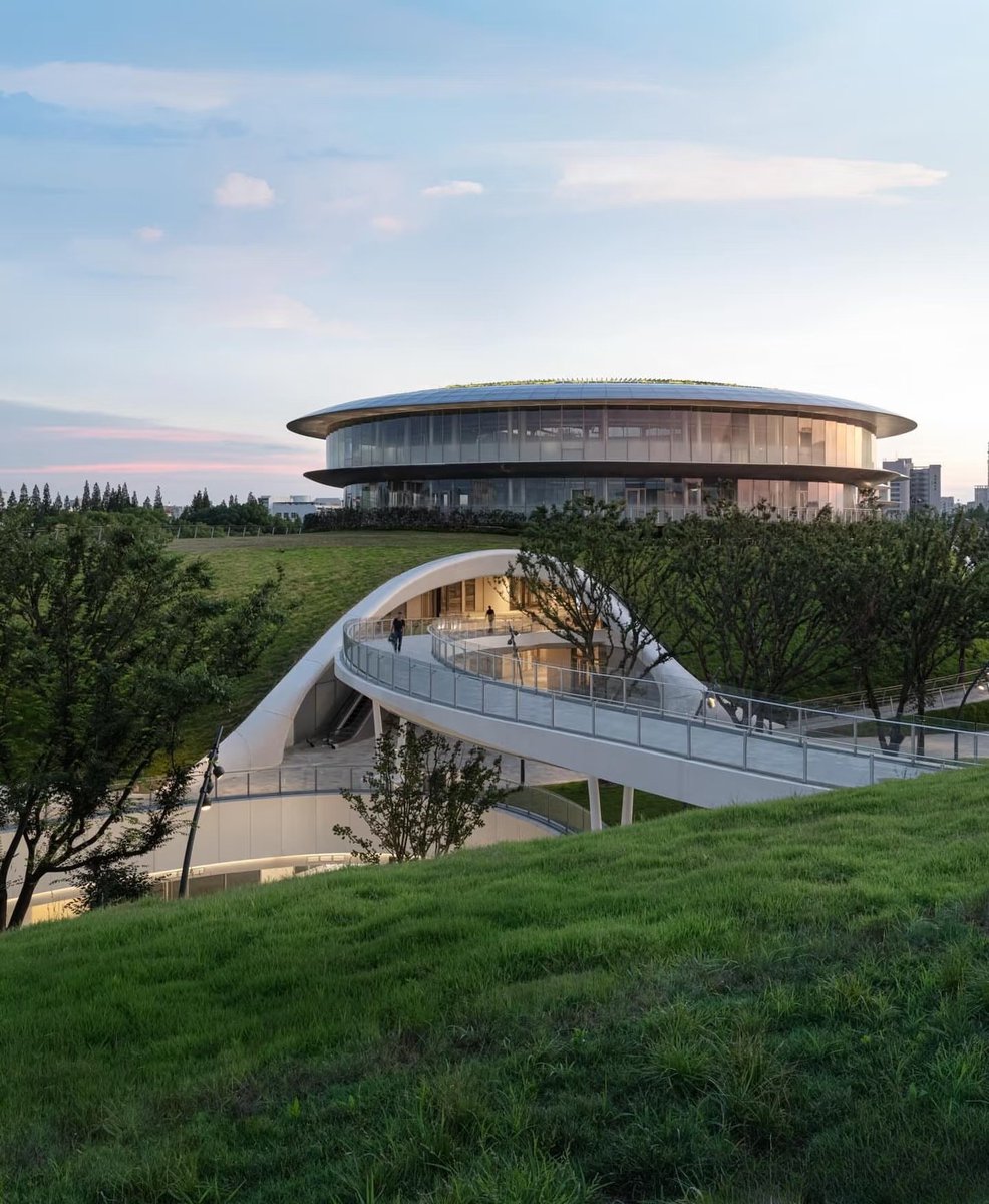 Jiascinating's tweet image. Have you ever seen a high-speed railway station with an ecological and environmental protection theme? 🌿🚄 

Come and experience the harmonious blend of nature and modernity at the eco-themed high-speed railway station in Jiaxing!

📸 @城市BOOM

#SustainableDesign #VisitChina