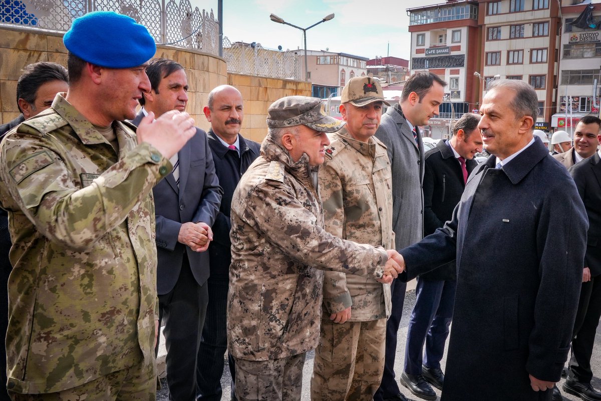 🔴 Hakkâri Valisi İbrahim Taşyapan İçin Karşılama Töreni Düzenlendi

Cumhurbaşkanlığı Kararnamesiyle Hakkâri Valiliği görevine atanan Vali İbrahim Taşyapan Hakkâri Valiliği önünde düzenlenen tören ile karşılandı. Valilik binası önünde tören mangasını selamladıktan sonra vali