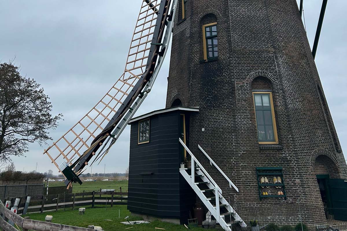 Aanrijding met vrachtwagen beschadigt lijkermolen in Rijpwetering