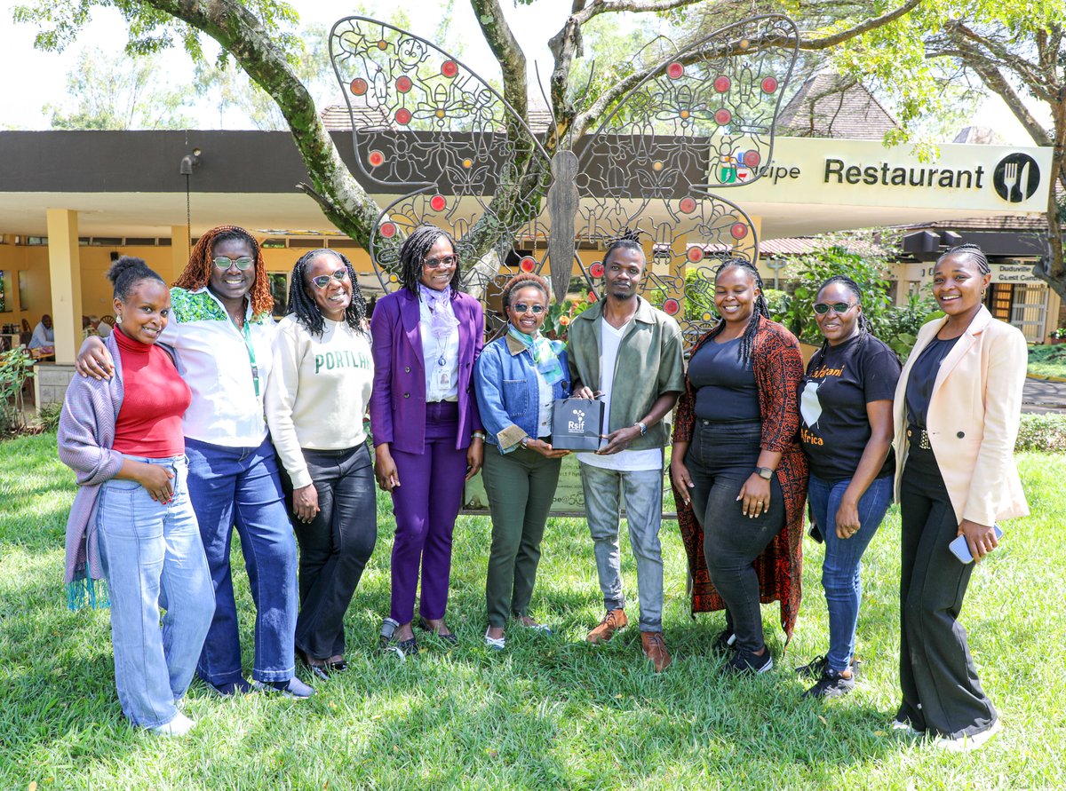 PasetRsif's tweet photo. The head of Capacity Building & Institutional Development (CBID) Platform at @icipe, Dr Everlyn Nguku, presents #Rsif memorabilia to renowned Kenyan musician and environmental activist @JulianiKenya during his visit to the institution in Nairobi last Friday. #STI #ScienceInAfrica https://t.co/ZsuXCB4D95