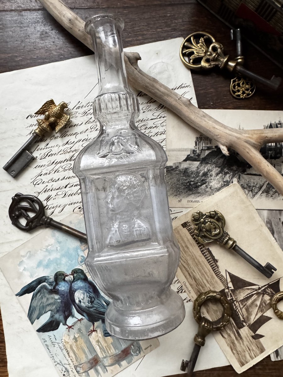 この瓶の製造元であるルグラ社は、1864年にガラス工芸家フランソワ