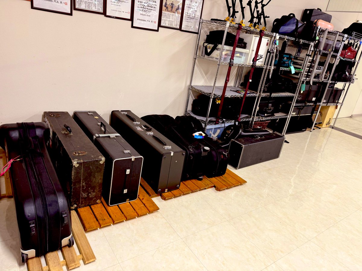 ここ最近は新曲を片っ端から演ったりメンバーの息子さんが遊びにきたりと楽しく練習しているZERO SAXです

こないだト音記号と8分音符の知恵の輪をいただいたので次回練習で…🎼笑

あとバリトンが6〜7本あるのでバリトン6重奏ができる体制ではありますね
バスサックスもあるしな…