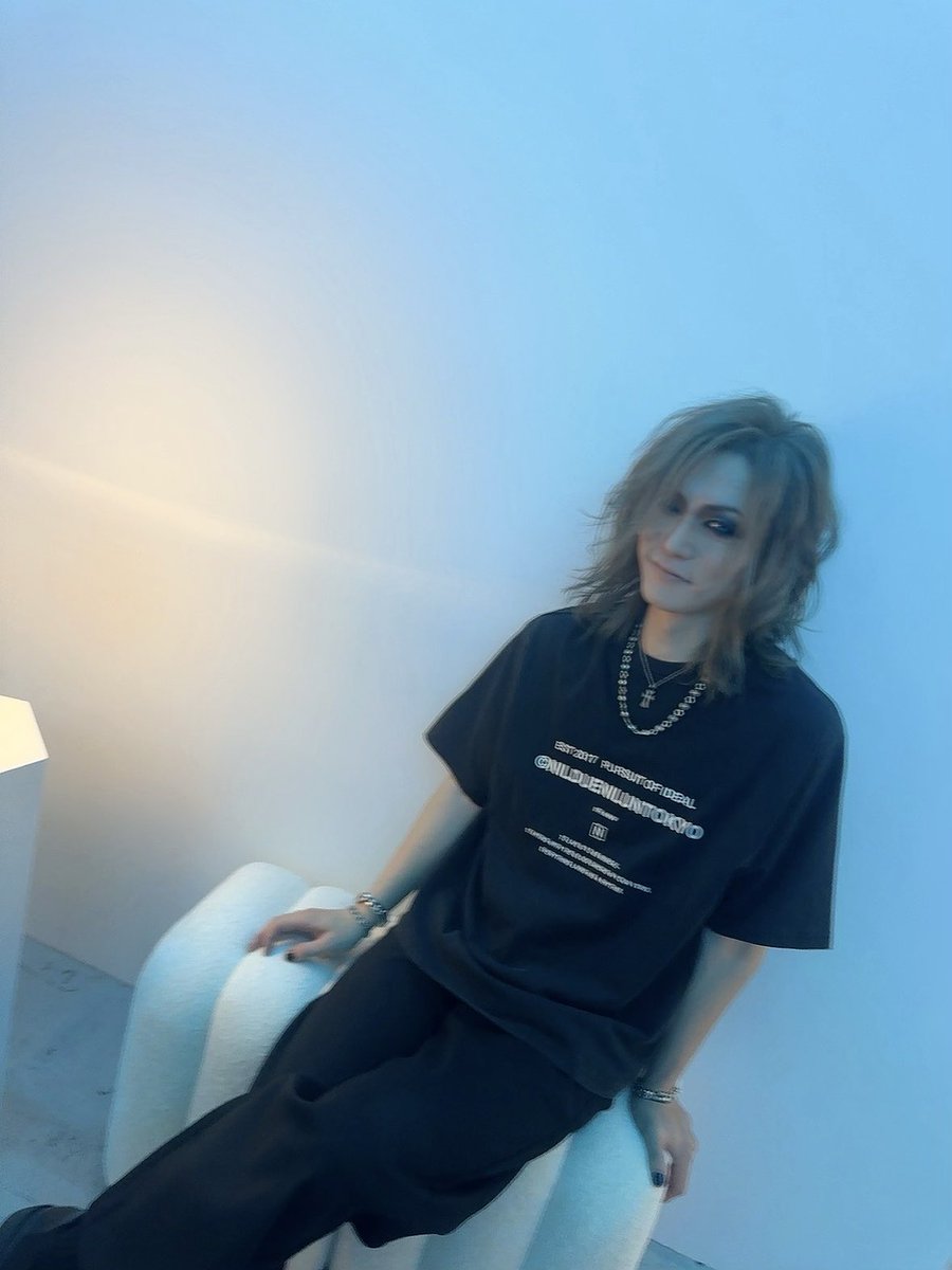 GzbottE's tweet photo. RUKItheGazettE 
ラストの当日入場時間は俺はブリーチフーディとうっさんは限定Tに着替えてみました。 https://t.co/xue3DnpRNR