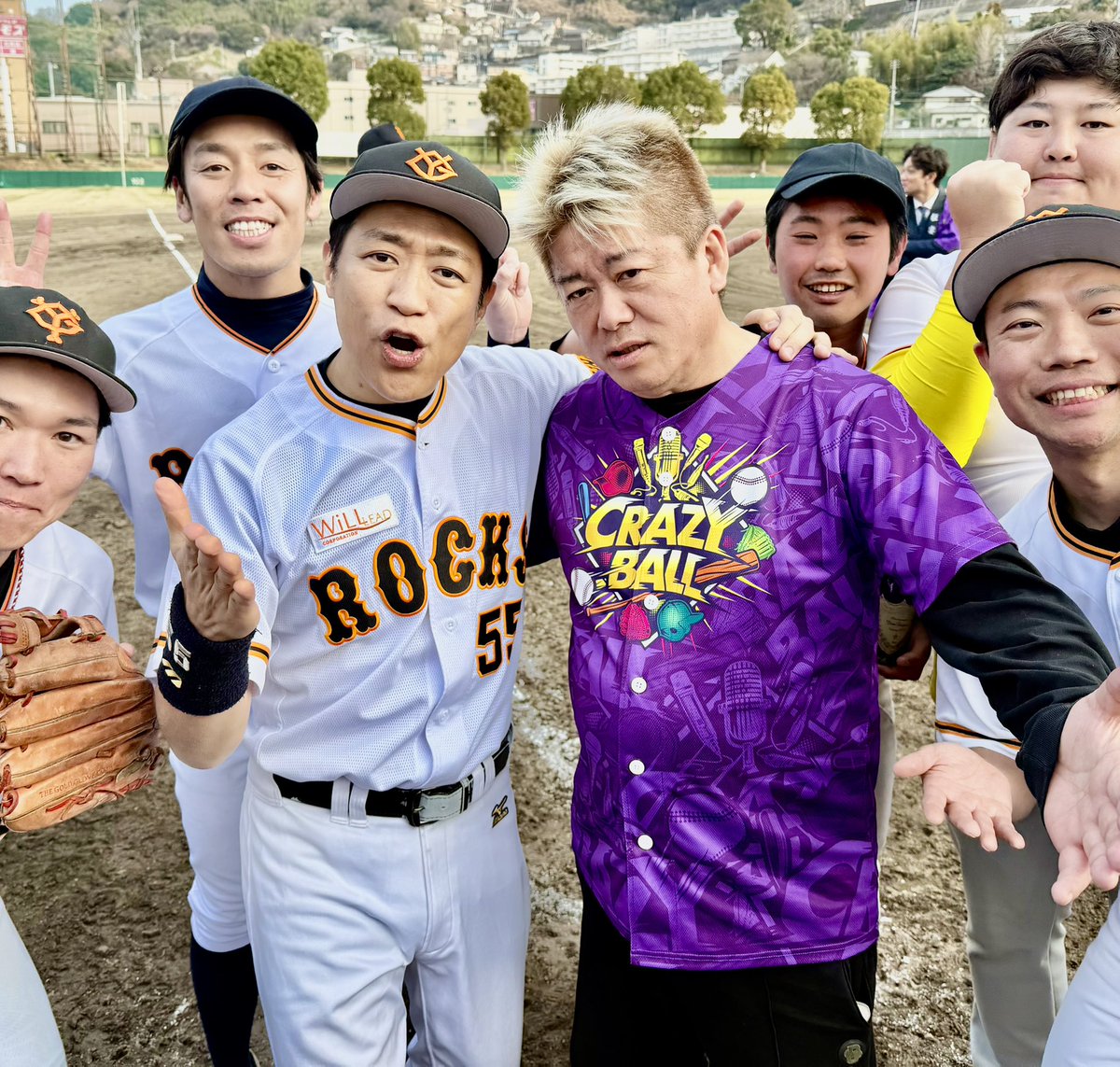 hanawa_bassman's tweet photo. 昨日はホリエモンさんに誘って頂き、北九州市で開催されたクレイジーボールへ！
野球とエンタメの融合！
最高に楽しかった😆　
急遽、東国原さんも来られて始球式をしてくれました！
素晴らしい試みです＾＾
野球最高😆
ありがとうございました😊
#クレイジーボール #北九州市 #ホリエモン #堀江貴文 #東国原 #はなわ