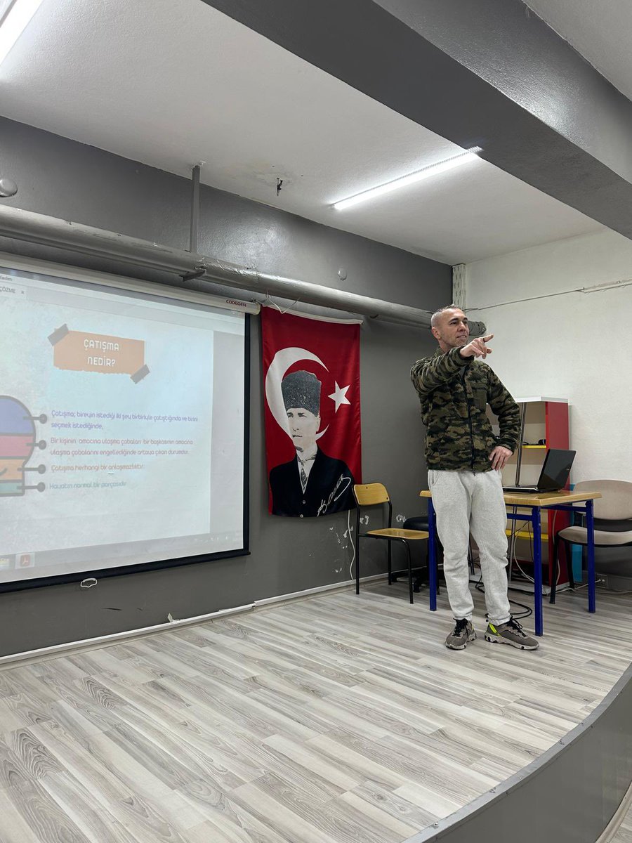 Rehberlik servisi tarafından 10. Sınıf öğrencilerimize çatışma çözme becerileri konulu seminer yapıldı. Rehber öğretmeniniz Mehmet Fatih Şan’a teşekkür ederiz.