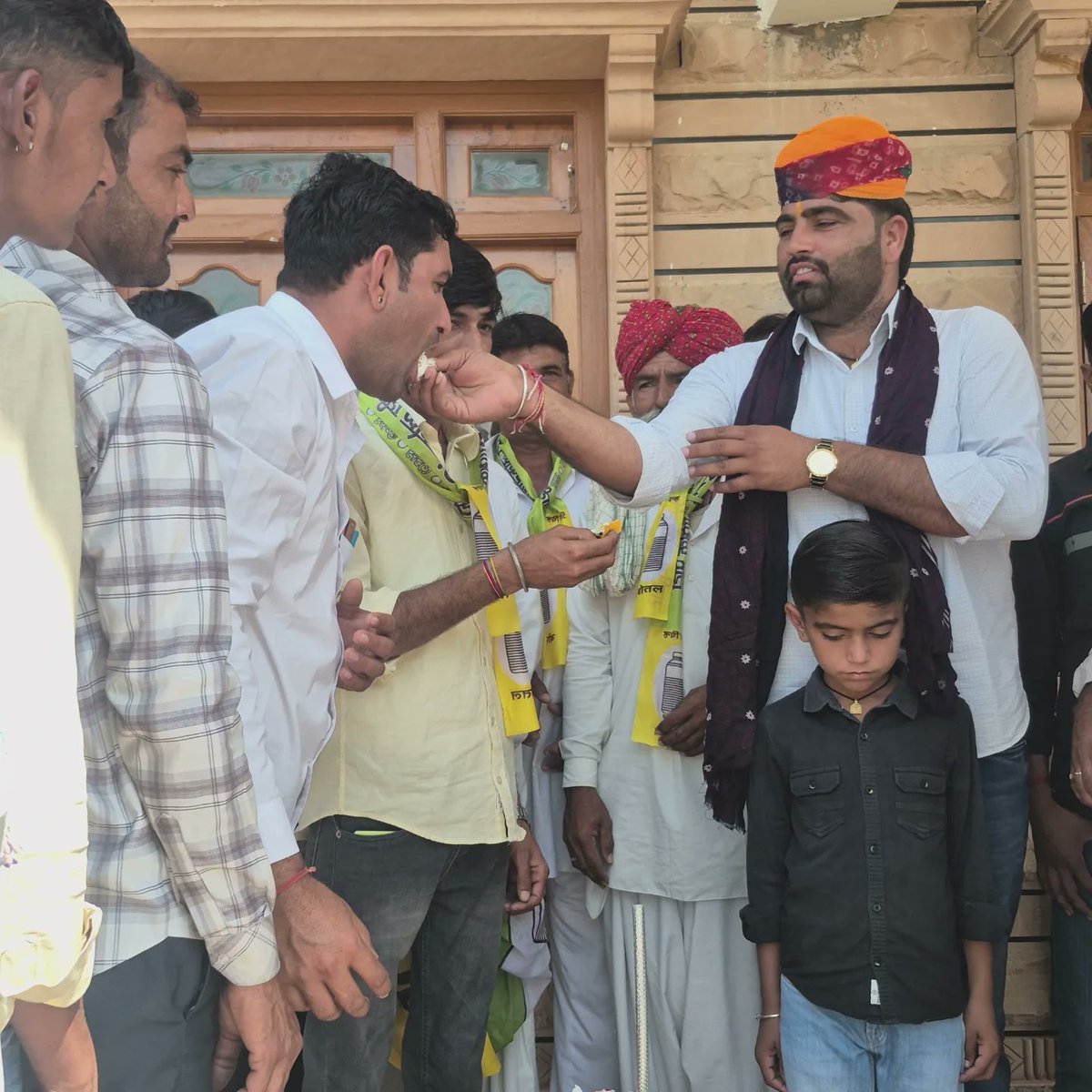 Tajaram_Siyag_'s tweet photo. ऐतिहासिक बनाएं। 
बुजुर्गों का आशीर्वाद एवं नौजवानों का जोश आरएलपी एवं हनुमान बेनीवाल जी के सपने को साकार करेगा एवं मालानी में किसान राज स्थापित करेगा।
#TeamRLP #Mangta #Gudamalani https://t.co/YJkyyT392e