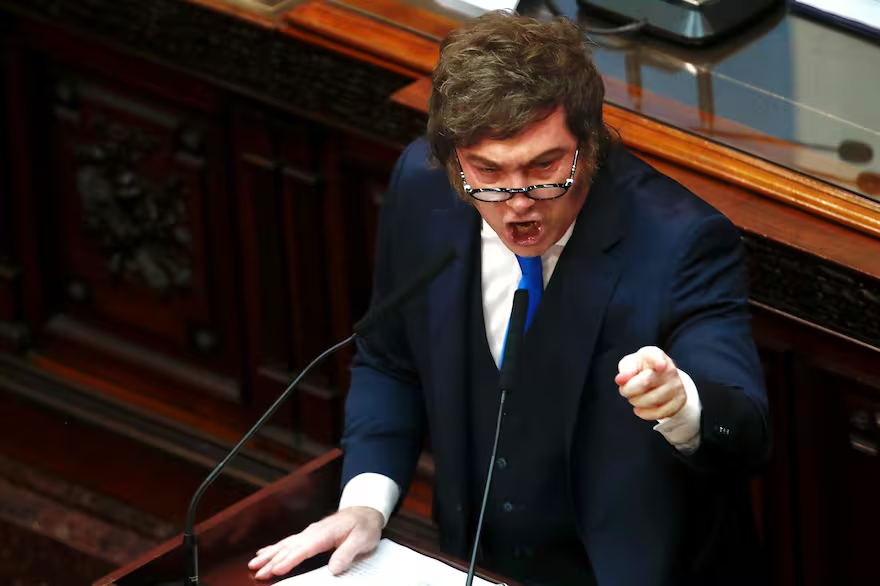 HumbertoTumini's tweet photo. "La justicia social es un robo" dijo anoche el infame presidente.
Lo que es un gran robo, es la injusticia social que practica este gobierno. Que saquea a los que menos tienen para que se llenen los bolsillos los ricos y para que se la lleven en pala los banqueros.
#Ladrones https://t.co/KLpRWQSOu0