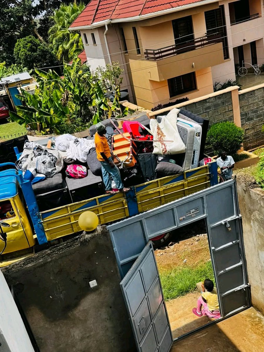 Mtu asikutishie, chukua loan nunua FH moja safi.
Hawa warembo wameekwa na maku hii Taon hawakaamgi ploti moja for long, the moment 3 men washajua inabidi ahame juu ata risk na bado kazi itaharibika.

Household items worthy more than 500k haezi uza na haziwezi toshea kwa pickup