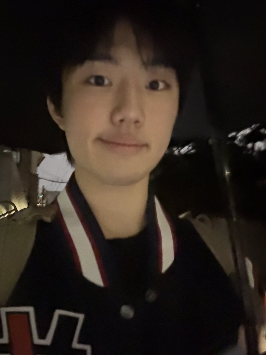 지후 셀카 😏 귀여웅 입꼬리 ㅋㅋㅋㅋ😍