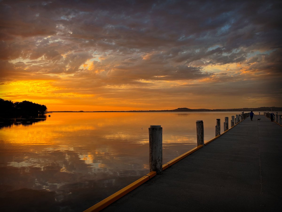 The beauty of sunrise warms your heart. 

#sunrise #LakeIllawarra #Wollongong