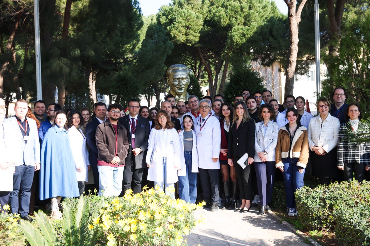 🩺✨ Tıp ve Sağlık Haftası &amp; DEÜ Tıp Fakültemizin 48. Kuruluş Yıldönümü Etkinlikleri kapsamında Çelenk Sunma Töreni gerçekleştirildi

Dokuz Eylül Üniversitesi (DEÜ) Tıp Fakültemizin 48. kuruluş yıl dönümü etkinlikleri, Atatürk Anıtı’na Çelenk Sunma Töreni ile başladı.

👥 Törene;