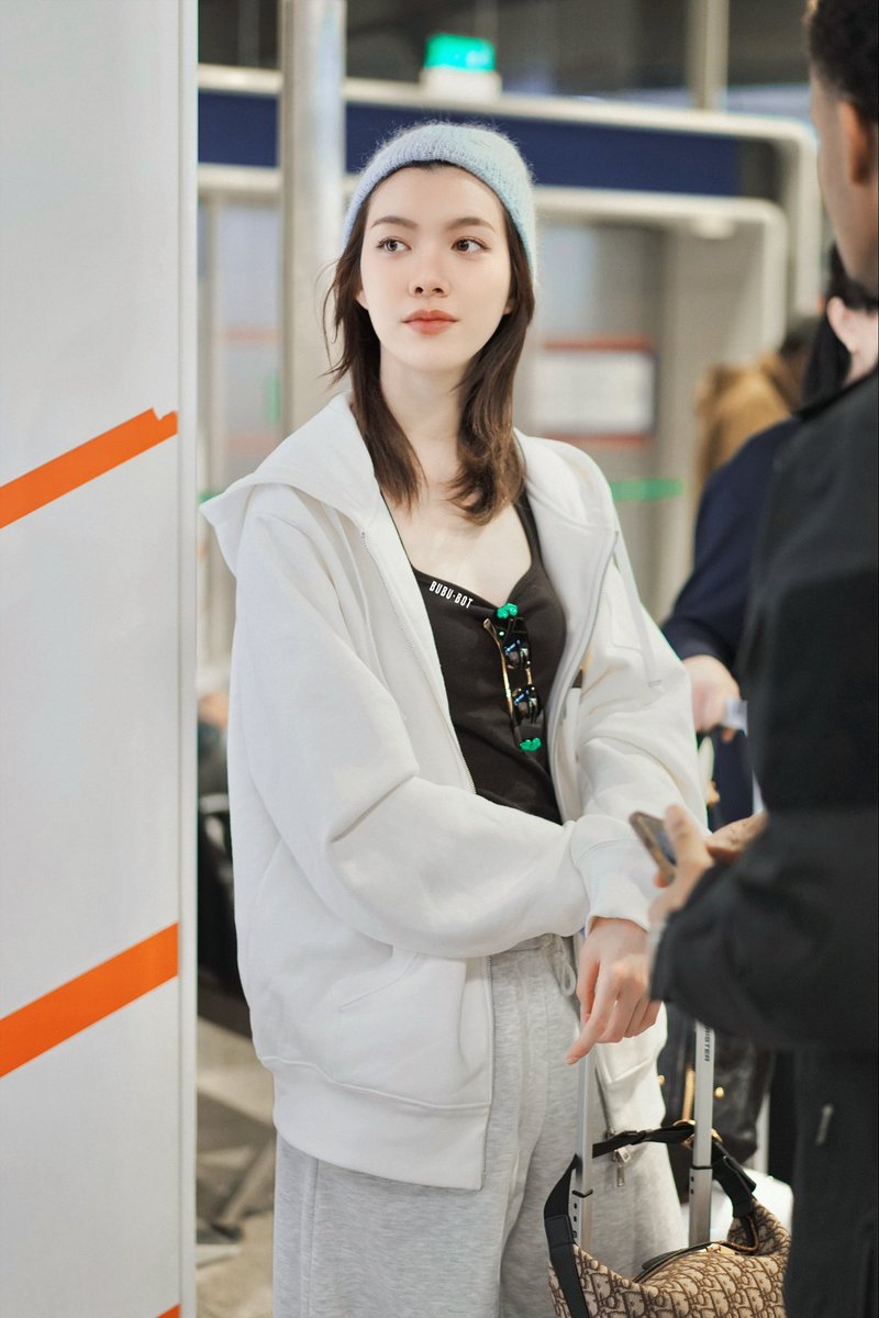 feerunyeah's tweet photo. our girl Orm Kornnaphat really turned the departure hall into a the House of Dior show

LINGORM TAKEOFF TO DIORAW26
#LingOrmDiorAW26APTLook
#OrmKornnaphat #ออมกรณ์นภัส 
#Dior #DiorAW26 #PFW 
@Dior @ormmormm @XFashion https://t.co/Zw8zrJ4Zek