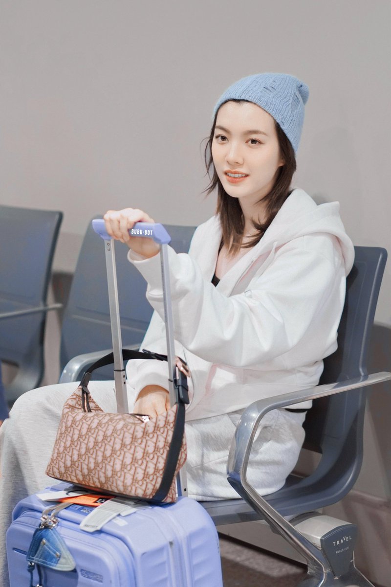 feerunyeah's tweet photo. our girl Orm Kornnaphat really turned the departure hall into a the House of Dior show

LINGORM TAKEOFF TO DIORAW26
#LingOrmDiorAW26APTLook
#OrmKornnaphat #ออมกรณ์นภัส 
#Dior #DiorAW26 #PFW 
@Dior @ormmormm @XFashion https://t.co/Zw8zrJ4Zek