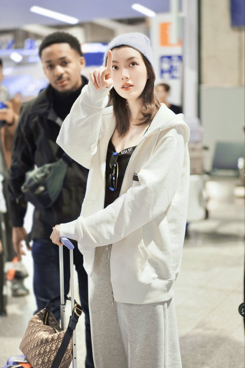 feerunyeah's tweet photo. our girl Orm Kornnaphat really turned the departure hall into a the House of Dior show

LINGORM TAKEOFF TO DIORAW26
#LingOrmDiorAW26APTLook
#OrmKornnaphat #ออมกรณ์นภัส 
#Dior #DiorAW26 #PFW 
@Dior @ormmormm @XFashion https://t.co/Zw8zrJ4Zek