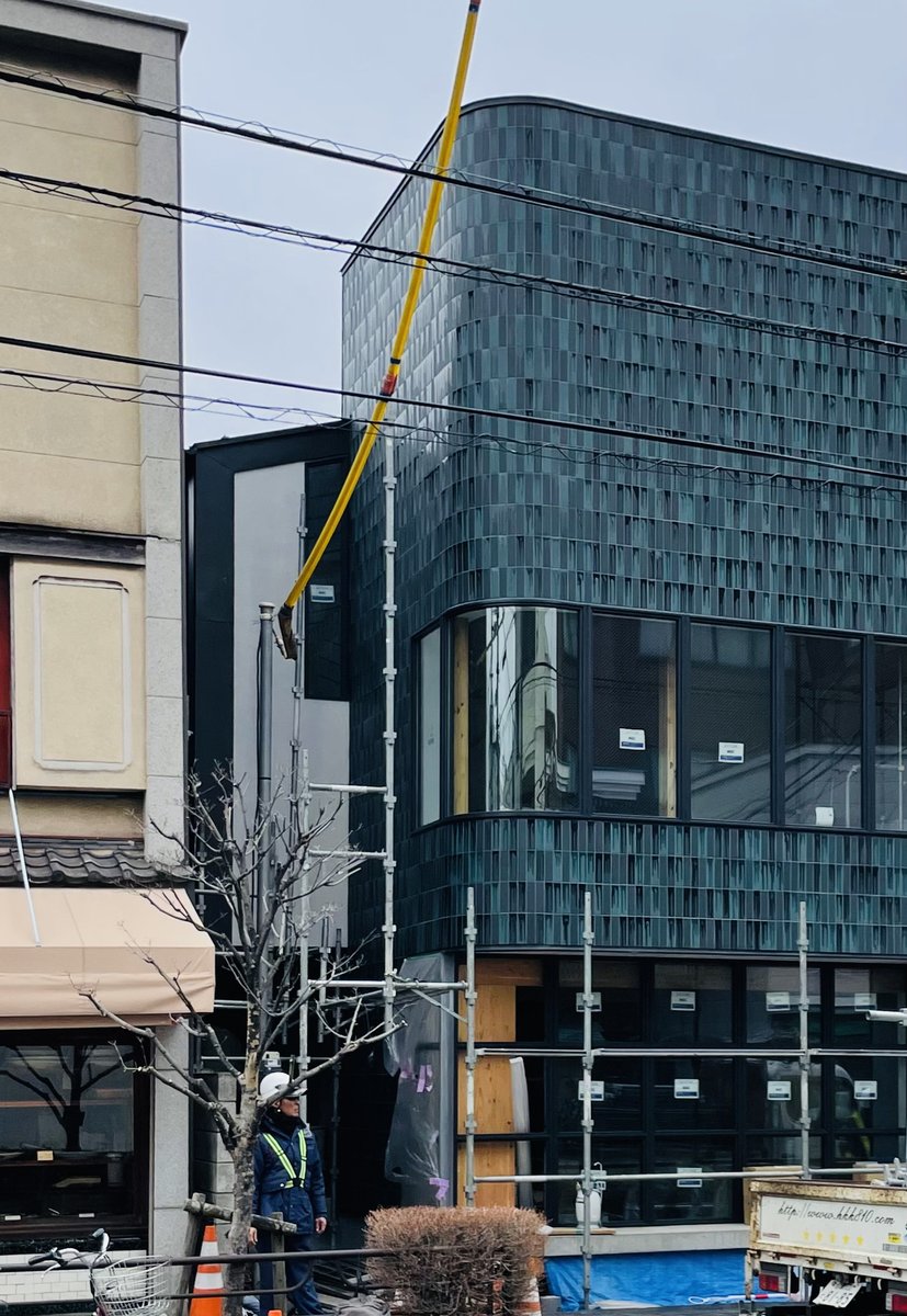 mitsucoshi's tweet photo. ついに足場が取れ姿を現し始めました。
特注タイルの出来が最高…
（スターバックスカフェ&amp;アートギャラリー谷中御殿坂） https://t.co/YrAivGqiTq