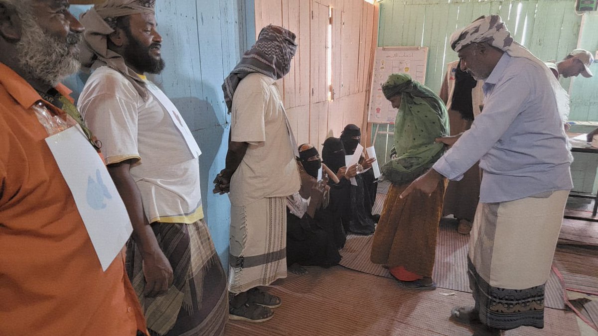 ACTEDYemen's tweet image. #Acted, as part of the YDR Consortium and with support from @eu_echo, held Community Committee elections at 2 IDP sites in Aden. Inclusivity was ensured with universal symbols &amp;amp; priority lines for people with disabilities &amp;amp; elderly. 9 elected at As-Salam, 11 at Ammar Bin Yasser.