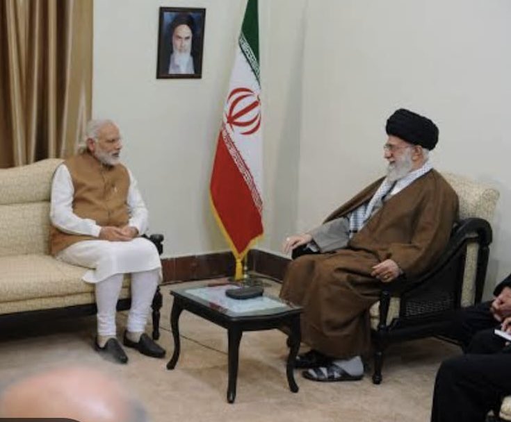 Aloneboy4500's tweet photo. मोदी जी खाड़ी देशों से सीखो आपका Dear Friend Trump उनको छोड़कर भाग गया।
आप धोखेबाज़ अमेरिका के चक्कर में अपने दोस्त ईरान को छोड़ रहे हो जिस खामेनेई को आपने सातवीं शताब्दी की कुफ़िक लिपि में लिखी हुई कुरान की पांडुलिपि भेंट की थी उसकी मृत्यु पर श्रद्धांजलि का एक ��्वीट तक नहीं कर प https://t.co/Kjk7BJYUX6