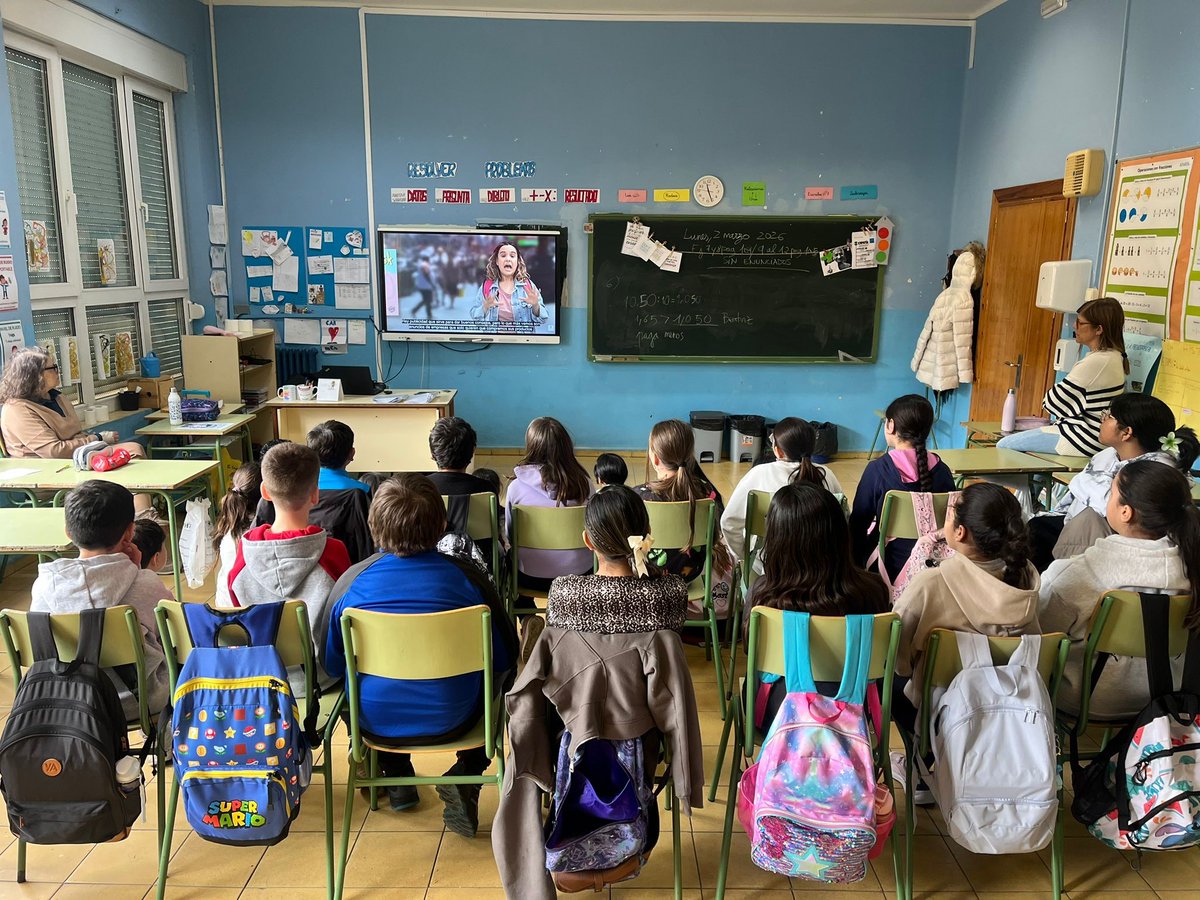 Hoy_Libro's tweet image. Hoy, en el @FabiolaCeip de #Ávila han aprendido a diferenciar entre hechos y opiniones, a identificar fuentes fiables, la publicidad y la persuasión... gracias al taller "Aprende a identificar y combatir la desinformación" dentro del #plandelectura de @educacyl #AMI @maldita