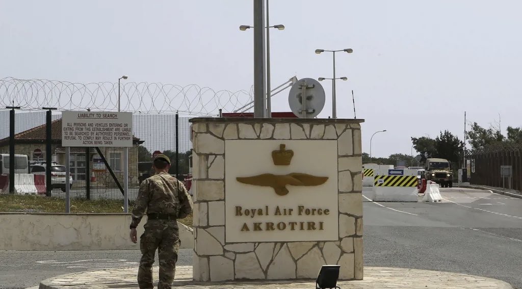 قبرص تعلن اعتراض مسيرتين كانتا في طريقهما إلى القاعدة البريطانية