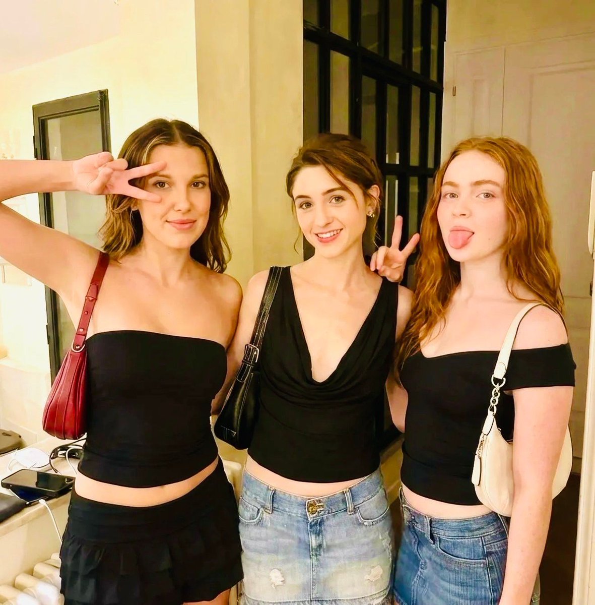 StrangerNews11's tweet image. Hey @grok remove the best actress from this picture