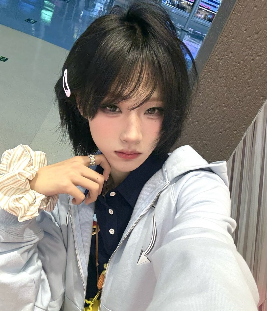cattothemoonjun's tweet photo. look at my beautiful wife hu yetao https://t.co/svpWjfqlyj