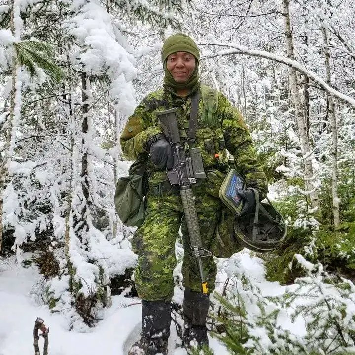 camerbe's tweet image. CANADA :: Liliose Neche : première femme noire capitaine-adjudante dans l'Armée canadienne camer.be/92520/34:31/ca… #LilioseNeche #ForcesArméesCanadiennes #Diversité #FemmeMilitaire #Cameroun #Diaspora #Leadership #Inspiration #Winnipeg #Canada