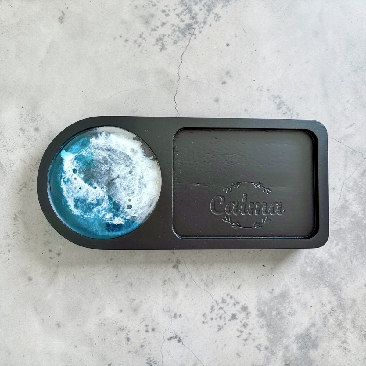 Os presento un encargo muy especial en el que he estado trabajando estas últimas semanas: cuatro posavasos de resina epoxi, con sus patitas de silicona, y una bandeja de madera con su pequeño mar. 

Todas las piezas son únicas y van a juego con una obra que os dejaré en