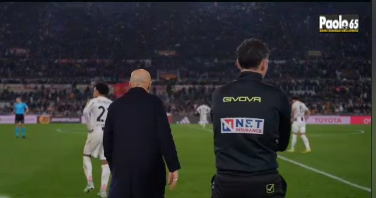 francescoceccot's tweet photo. "Regà ma avete visto gli juventini al fischio di finale? tutti a esultà!"

Foto del fischio finale:
Mister entra in campo a testa bassa mentre McKennie,Miretti e Kelly sono con le mani sui fianchi

D'altronde questi pensano che siamo rivali storici, chissà che partite vedono😂 https://t.co/zZrDoupzV7