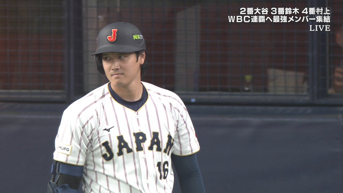 3アウトにしてしまった近藤健介を見つめる大谷翔平