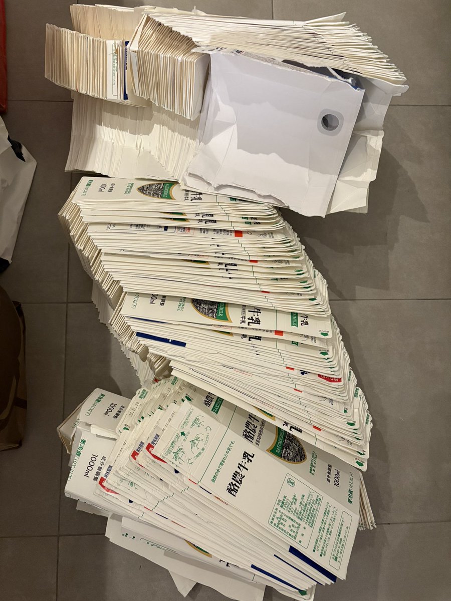 春休みは学校給食が無いので全国的に牛乳が余ってしまうそうです

今こそ！牛乳！牛乳のもーーーー！！

※1番古い日付が11月で、2月いっぱいまででウチで飲まれた牛乳たち
174本分ありました

余った牛乳うちにくれよぉ