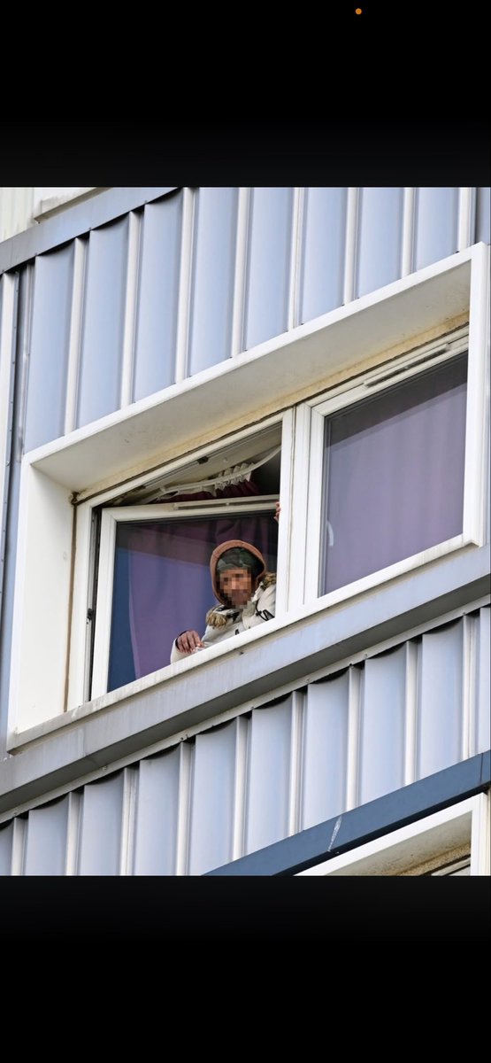 sunflowers123KS's tweet image. Edinburgh stabber… they’re covering his face 😡