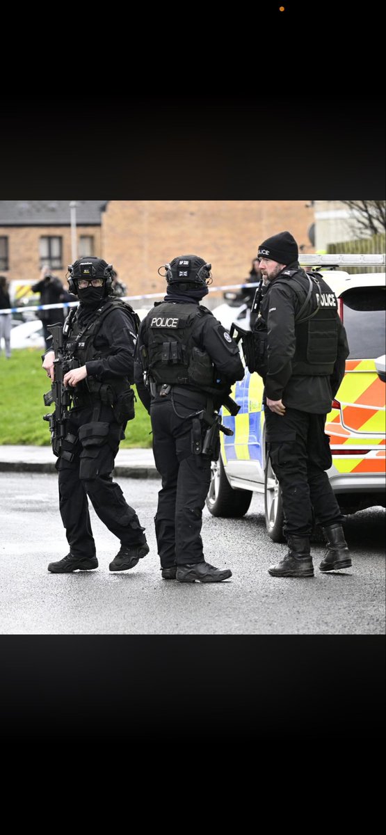 sunflowers123KS's tweet image. Edinburgh stabber… they’re covering his face 😡