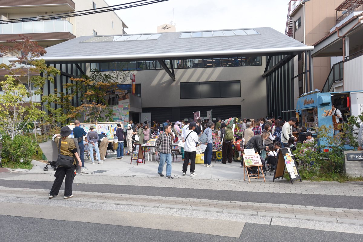 #がもよんフェス は
集客イベントではありません。

店が開いていて
人が歩いていて
音楽が鳴っていて

ただそれだけの街の一日が
少しだけ特別になる日です🌇

この街で暮らす人
この街で働く人
この街に訪れる人

毎年、蒲生四丁目に集まって
「今、同じ時間を生きている」と