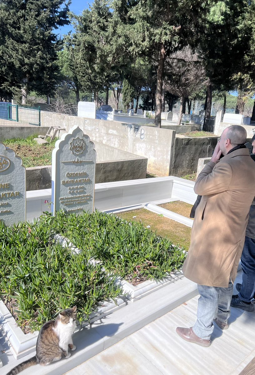 memetrasitk's tweet photo. Rabbim rahmet eylesin.
İslamın son kalesi öz yurdum, Ana Vatanım Türkiye’min münhasır medeniyetler seviyesine ulaşmasında binbir türlü haine rağmen bedeller ödeyerek bugün övgüyle bahsedilen iha,siha ,Kızıl elma insansız savaş uçağımızın mucidi ve icracısı Özdemir BAHRAKTAR’ı https://t.co/U1nGvprVmE