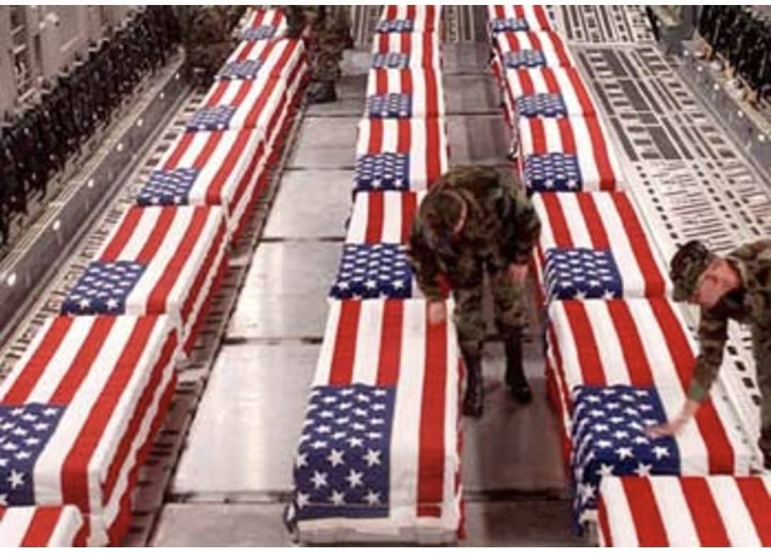 560 militares estadounidenses muertos por ahora en esa absurda guerra iniciada por su mismo presidente, defendiendo un país extranjero como Israel y lejos de sus familias. El peor error de EEUU en su historia🤦🏻‍♂️
#EEUUTerroristState #EEUUGenocida #IsraelTerroristState