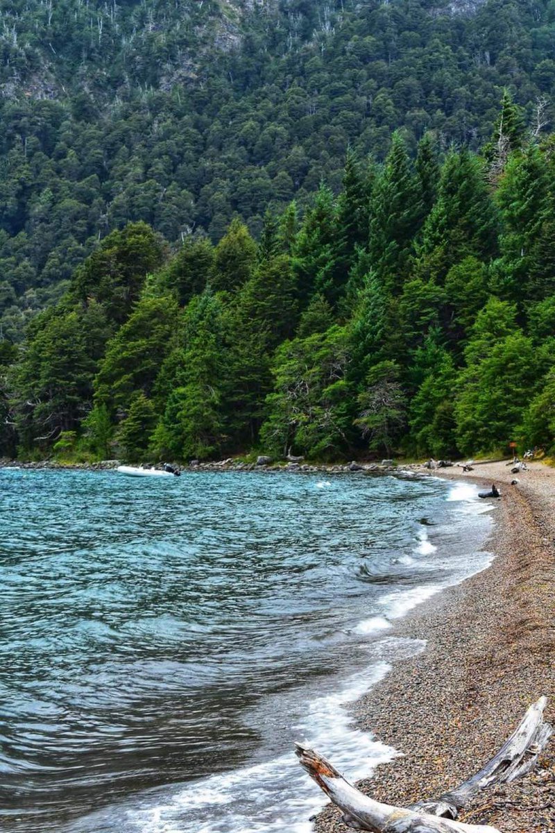 Lago Hermoso, San Martin De Los Andes 🗻🌲

Rodeado de una naturaleza tranquila, playa, espacios para pasar el dia inmersos en esa belleza. 

Foto de Santiago Soto