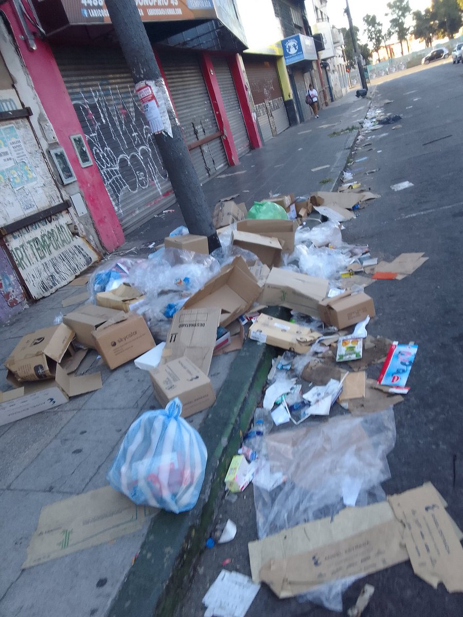 pablocigoj's tweet photo. @3framos @dievalen @Municipalidad3F @pcasna @solnad  Desastre! Centro comercial  D'onofrio  0 - 300  mugre por todos lados, lis comerciantes revokean las cajas a la vía  pública como si la calle fuera un basurero. Es necesario hablar con los comerciantes para que dejen de hacerlo https://t.co/FsKbyBKVAZ