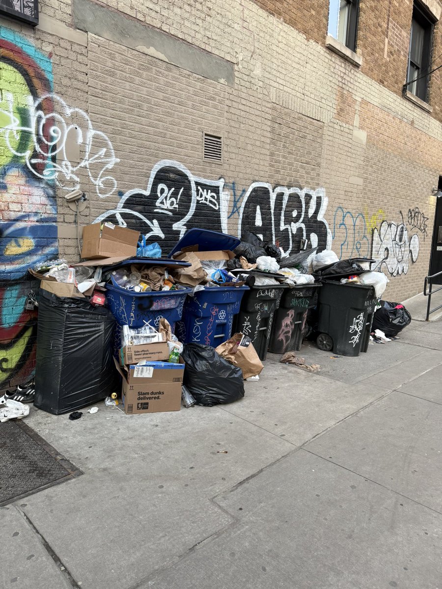 wb_bklyn's tweet photo. @NYCSanitation @NYCMayor @ReynosoBrooklyn 90 Bushwick Avenue Garbage has not been taken to the curb in over a week. https://t.co/AtMxjQ5CcF