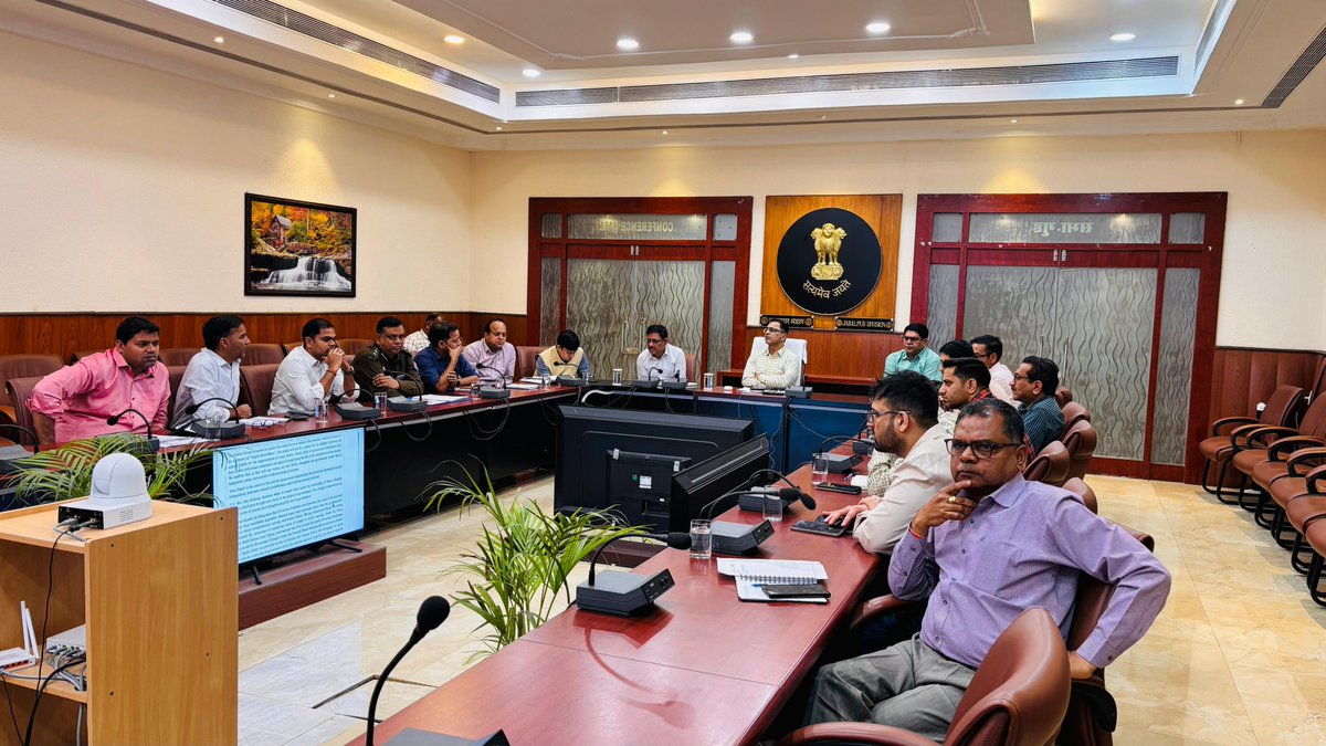 drmjabalpur's tweet photo. जबलपुर मंडल में सेवा संकल्प कार्यक्रम का आयोजन।
मंडल रेल प्रबंधक श्री कमल कुमार तलरेजा द्वारा सेवा संकल्प प्रस्तावना का किया गया वाचन। यात्री सेवा, मेडिकल सुविधा उन्नयन व ट्रेनों की पंक्चुअलिटी को लेकर लिया गया संकल्प।🚆#ServicePledge #PassengerFirst #Punctuality #JabalpurDivision #IndianRailways @gmwcrailway @wc_railway @RailMinIndia